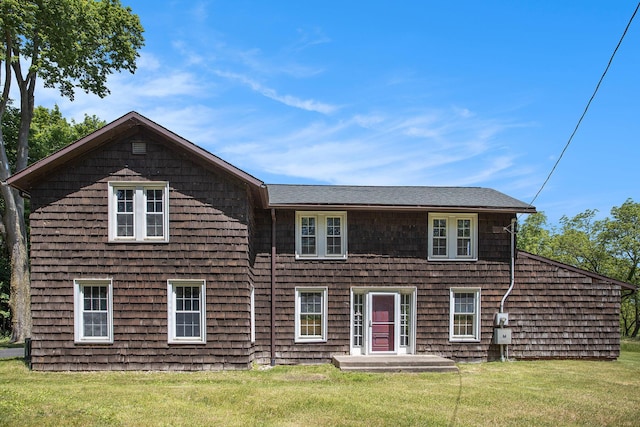 view of front of home featuring a front lawn