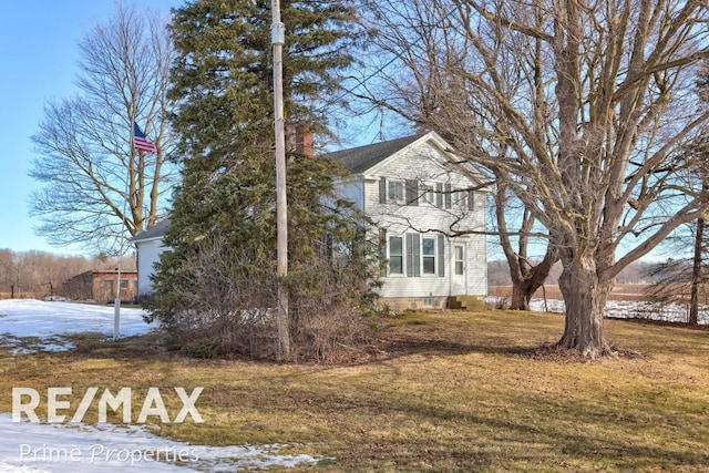 view of front of property with a front yard