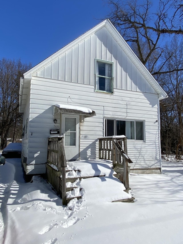 view of front facade featuring board and batten siding