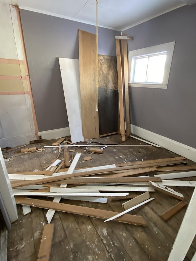 misc room with ornamental molding and baseboards