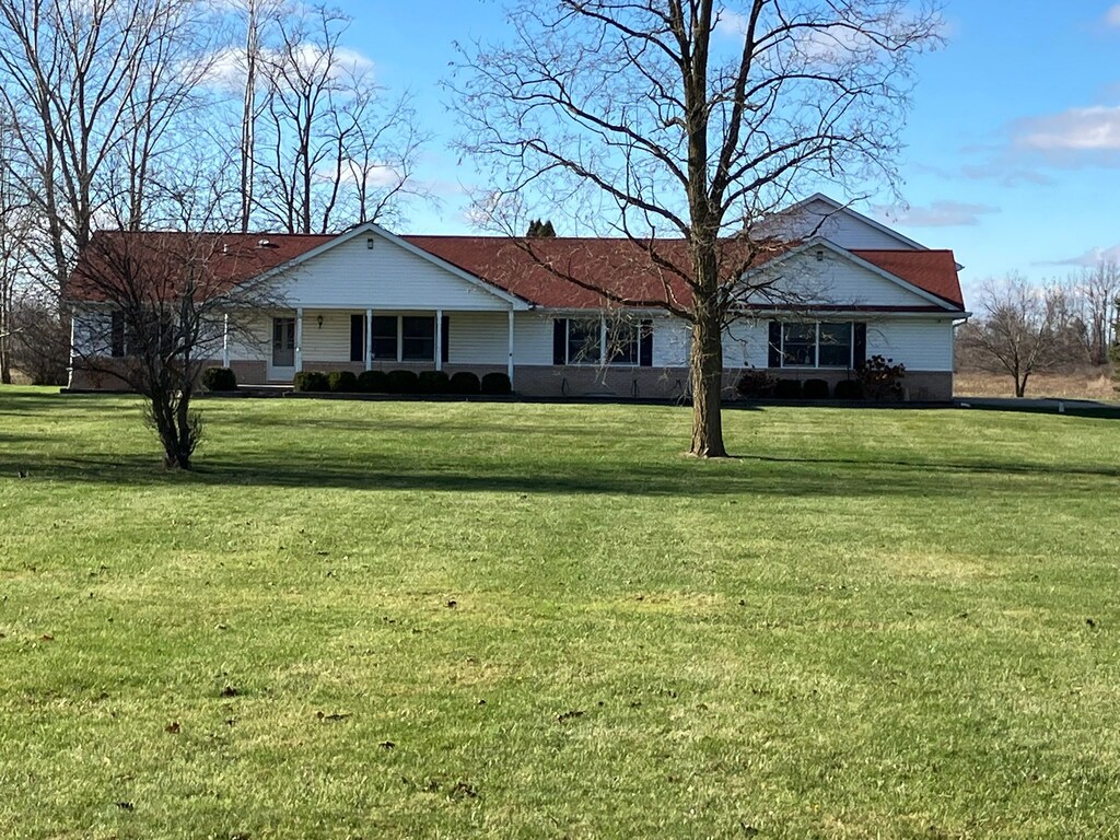 ranch-style house featuring a front yard