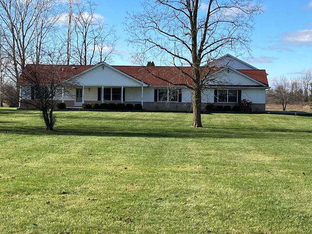 ranch-style house featuring a front yard