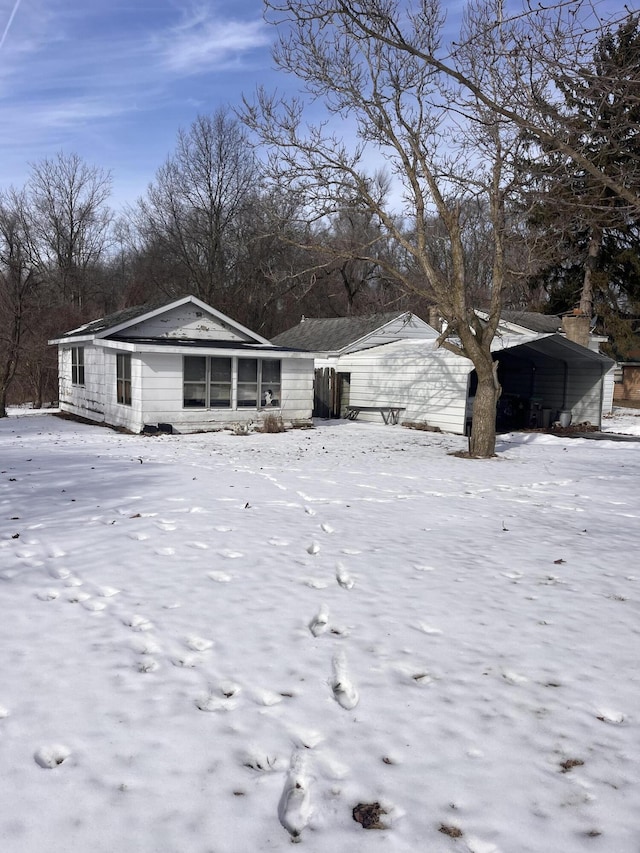 view of front facade featuring a carport