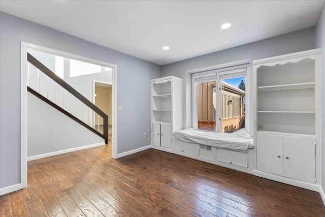 mudroom with dark wood-style floors, recessed lighting, and baseboards