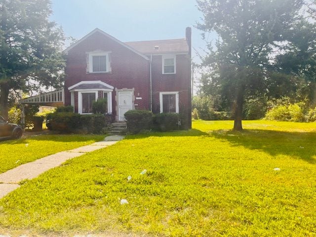 view of front of home featuring a front lawn