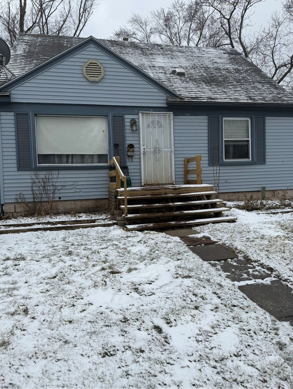 view of front of property featuring entry steps and a shingled roof