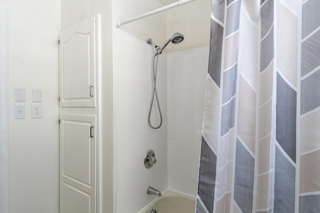 bathroom with shower / tub combo