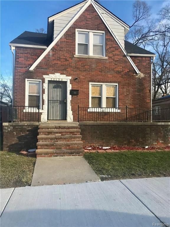 view of front facade featuring brick siding