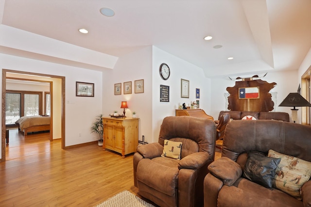 living area featuring light wood finished floors, baseboards, and recessed lighting