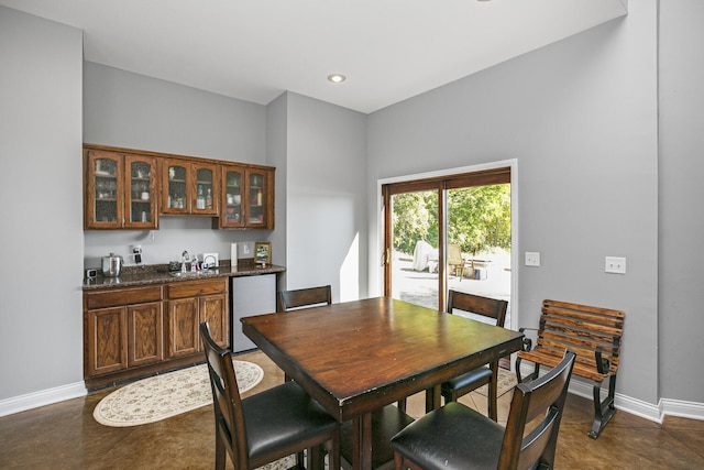 dining space with wet bar, baseboards, and recessed lighting