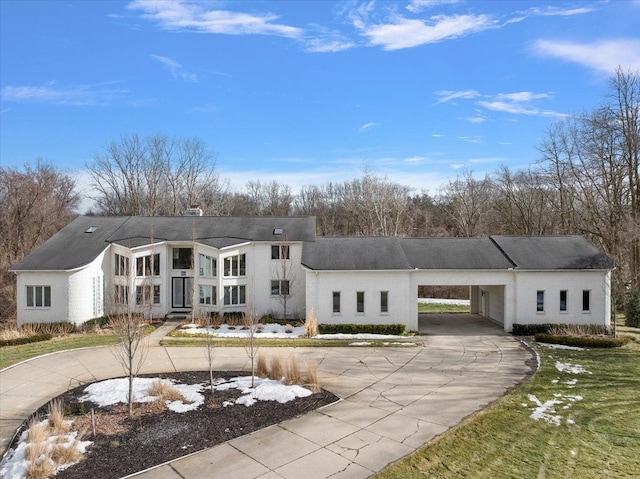 view of front of house featuring a carport and driveway