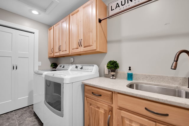 laundry room featuring washer and clothes dryer, a sink, cabinet space, and recessed lighting