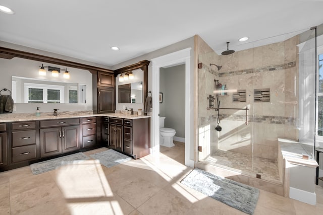 full bath featuring toilet, recessed lighting, vanity, baseboards, and tiled shower