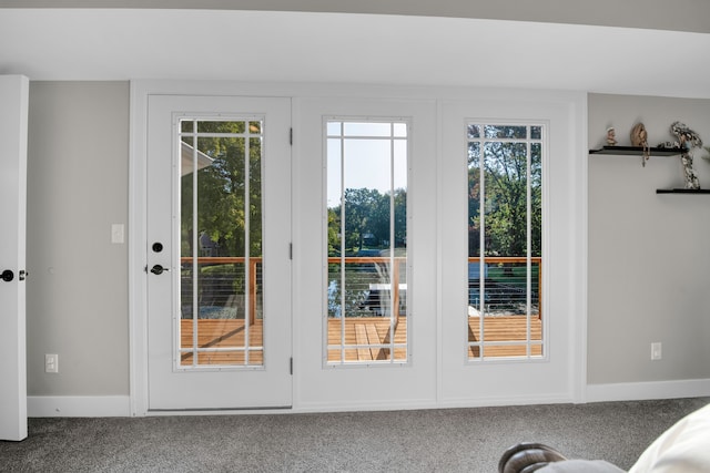 entryway featuring carpet and baseboards