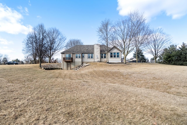 view of front of house with a front lawn