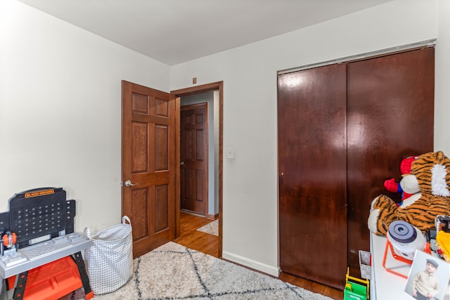 office area featuring light wood finished floors and baseboards