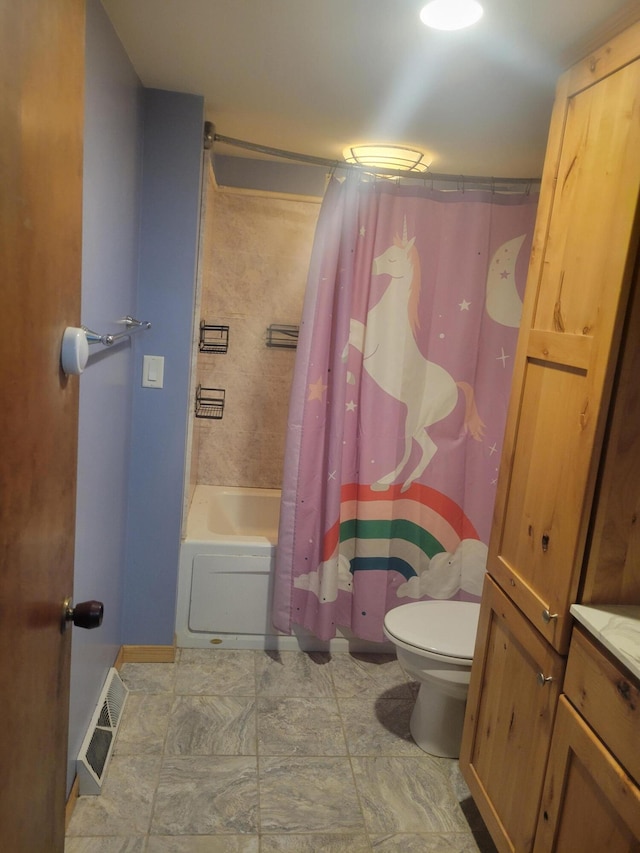 bathroom with toilet, visible vents, shower / tub combo with curtain, and baseboards