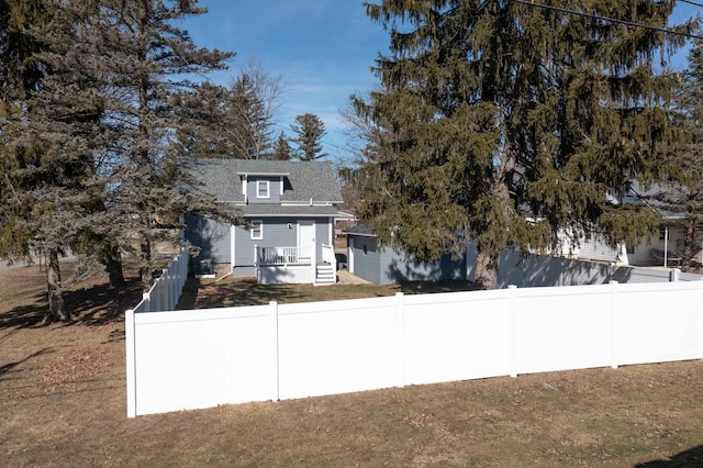 view of front facade featuring fence private yard