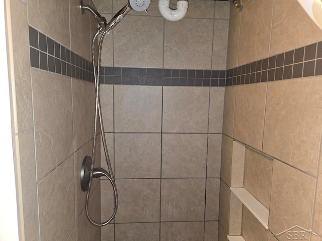 room details featuring a tile shower