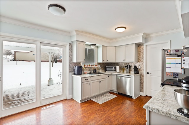 kitchen with stainless steel appliances, gray cabinets, visible vents, and a sink