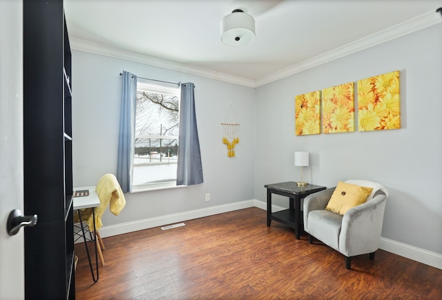 living area with dark wood-style floors, baseboards, visible vents, and crown molding