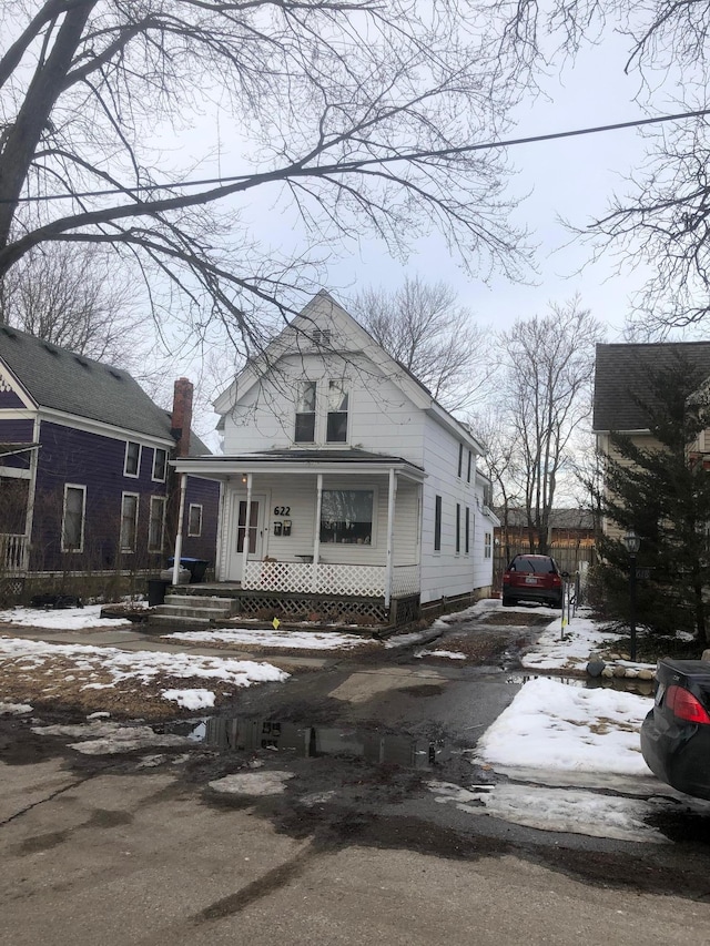 view of front facade with covered porch and driveway