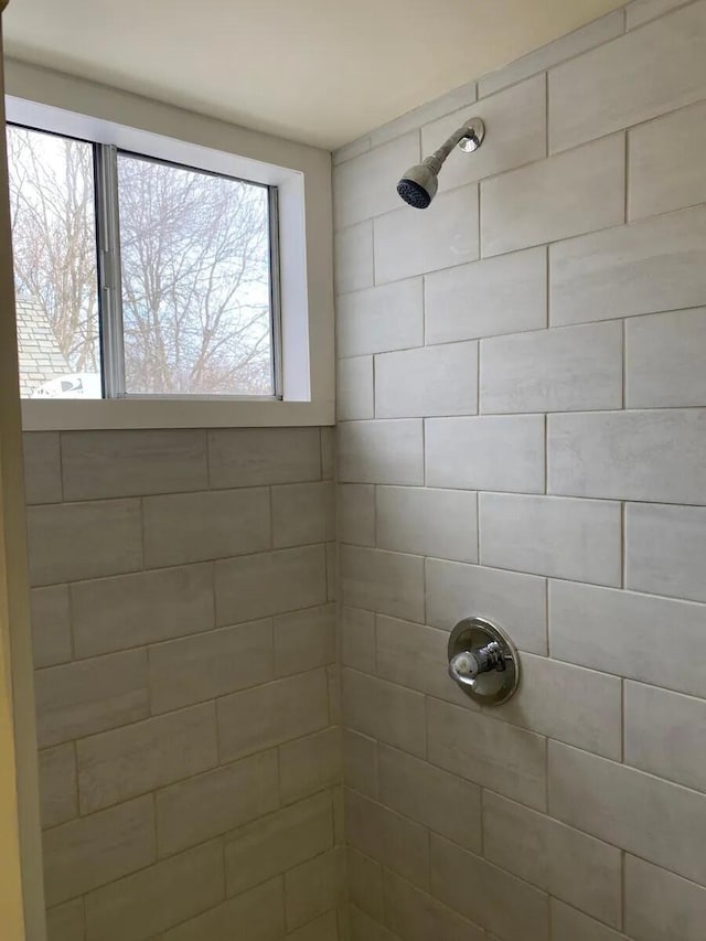 bathroom featuring a tile shower