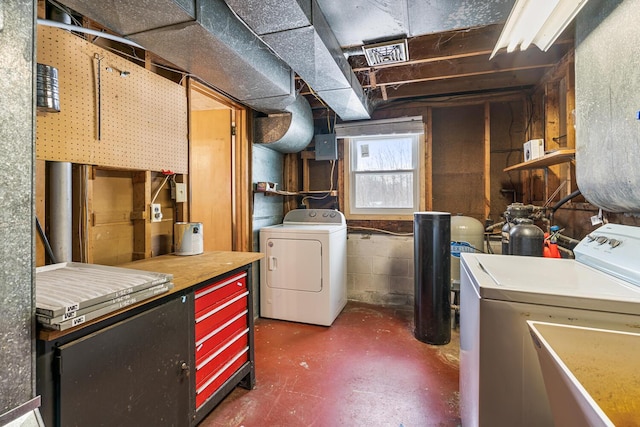 laundry room featuring laundry area, a sink, and washing machine and clothes dryer