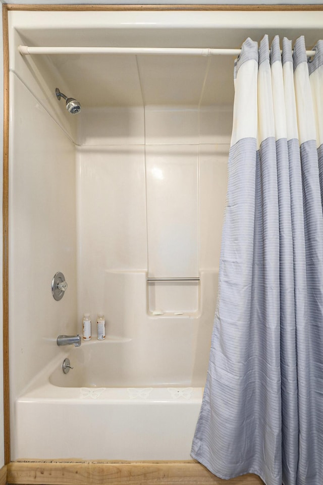 bathroom with shower / bath combo