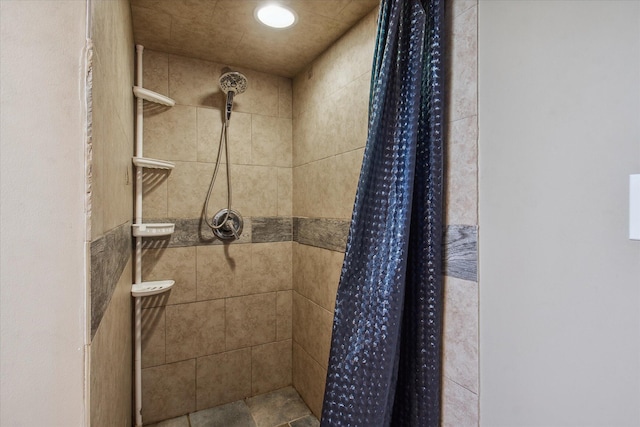 bathroom featuring a tile shower