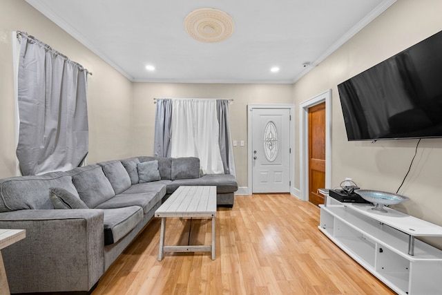 living room featuring light wood-type flooring, crown molding, baseboards, and recessed lighting