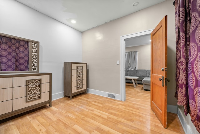 bedroom featuring light wood finished floors, baseboards, visible vents, and recessed lighting