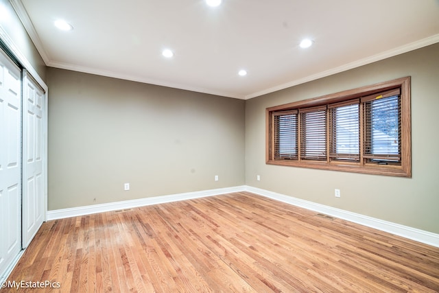 unfurnished room featuring ornamental molding, recessed lighting, light wood-style flooring, and baseboards