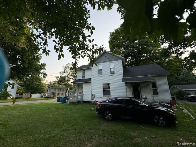 view of front of property with a front yard