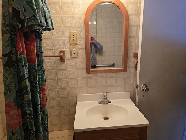 bathroom featuring vanity and a shower with shower curtain