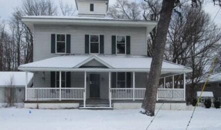 view of front of property featuring a porch