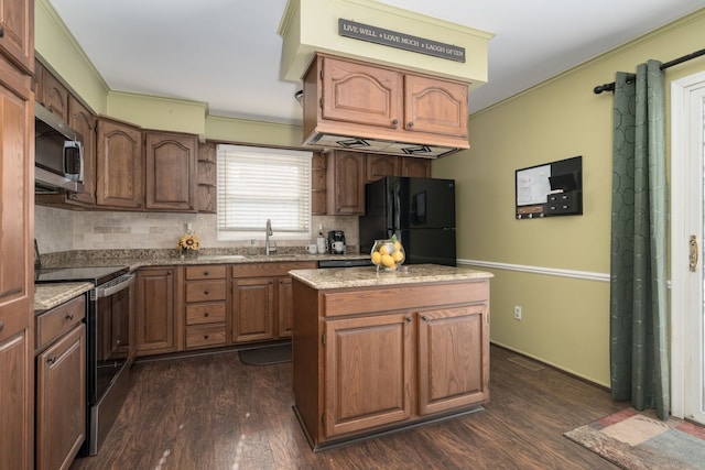 kitchen featuring appliances with stainless steel finishes, ornamental molding, dark wood-style flooring, a sink, and backsplash