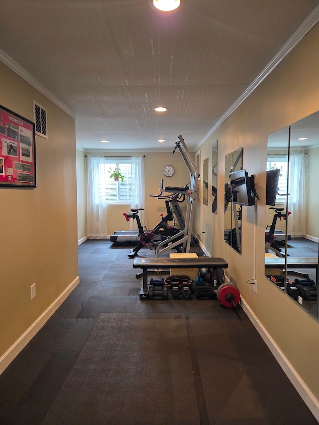 workout area featuring recessed lighting, visible vents, baseboards, and crown molding