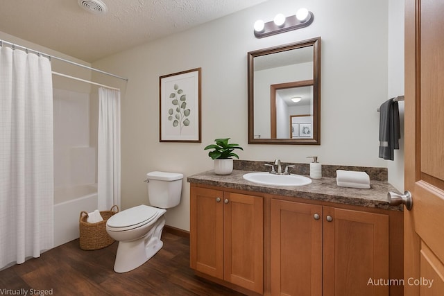 5443 Gravel Ridge Rd, Lakeview, MI 48850 - full bath featuring wood finished floors, vanity, and shower / bathtub combination with curtain