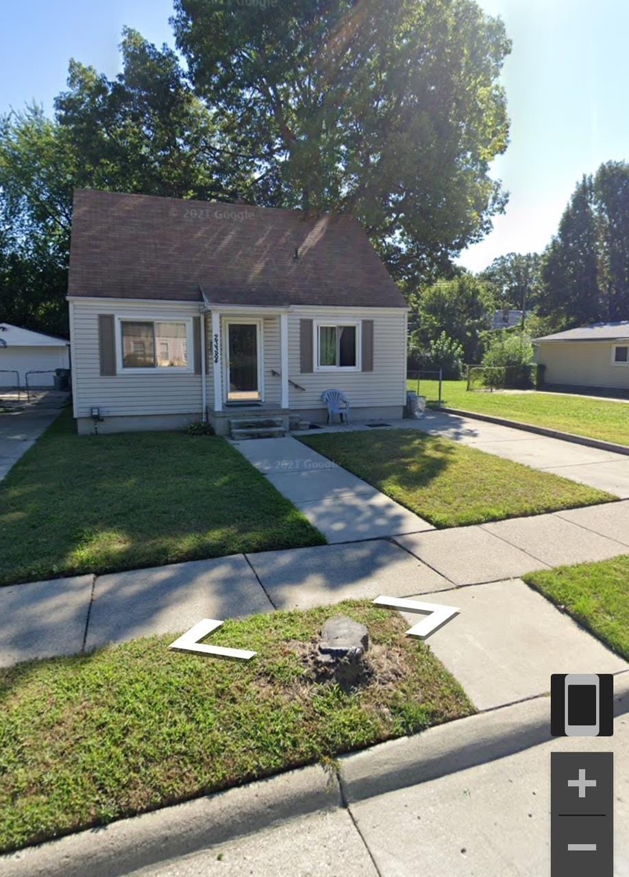 view of front of property with a front lawn