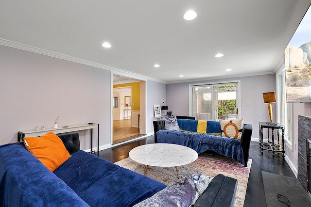 living area with dark wood-style floors, recessed lighting, crown molding, and baseboards