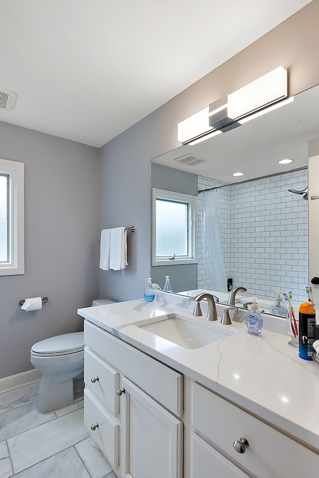 full bath with toilet, curtained shower, vanity, and visible vents