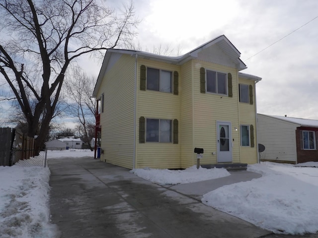 view of front of house with entry steps and driveway