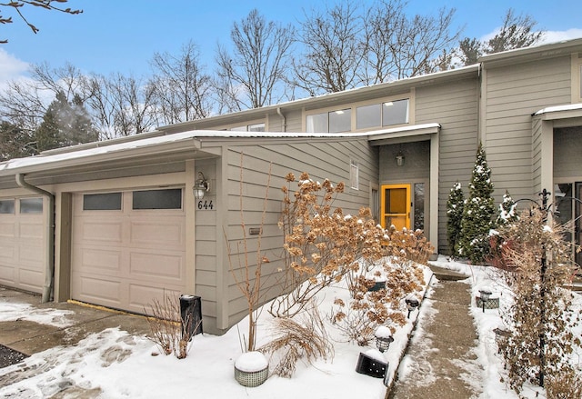 view of front facade featuring a garage