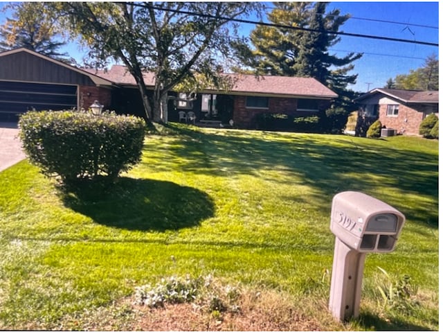 view of front of property featuring a front lawn