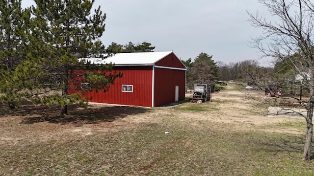 view of pole building featuring a lawn