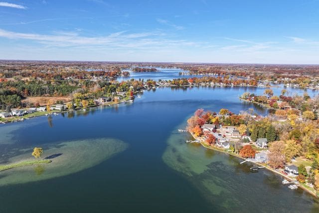 bird's eye view with a water view