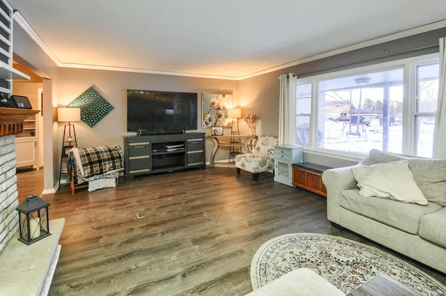 living room featuring dark wood-style flooring, crown molding, and baseboards