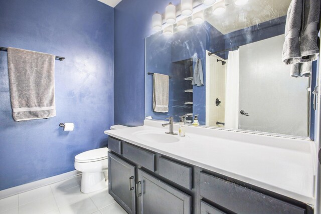 full bathroom featuring baseboards, a shower with shower curtain, toilet, tile patterned flooring, and vanity