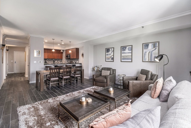 living room with recessed lighting, baseboards, wood finish floors, and ornamental molding